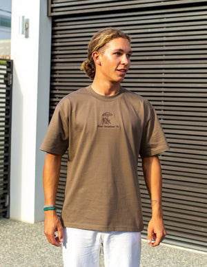 Man posing in a walnut coloured t-shirt